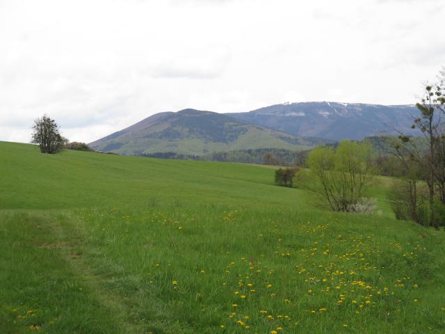 Na Radhošti bílo a u nás dole pampelišky :-)